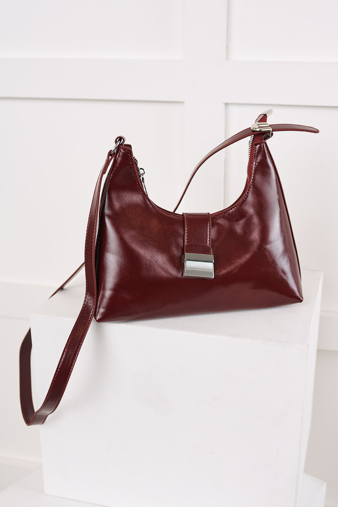 Vogue Visionary Faux Leather Handbag (Red)